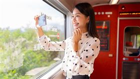 透過Xiaomi 14T Series搭載徠卡三鏡頭與「大師人像」模式，無論是在光線變幻的車廂內，或於懷舊與現代交融的座椅旁，都能輕鬆捕捉豐富層次與細膩情感。