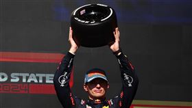 Red Bull車隊荷蘭籍車手維斯塔潘於美國大獎賽（United States Grand Prix）季第12度站上頒獎台，擴大領先優勢。（圖/Red Bull提供）