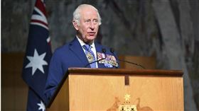 英國國王查爾斯三世（King Charles III）與王后卡蜜拉（Queen Camilla）18日抵達澳洲訪問，21日在澳洲國會大廈發表演說。（圖／達志／美聯社）