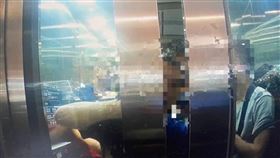 台鐵新左營站電梯故障，5乘客慘卡電梯內。（圖／翻攝畫面）