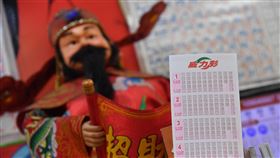威力彩20日開獎　頭獎上看20億威力彩頭獎衝到新台幣20億元以上次數僅有個位數，20日晚間的20.8億元頭獎，若開出且1注獨得，將刷新威力彩史上單注第3高紀錄。中央社記者林俊耀攝　109年7月19日