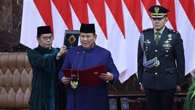 印尼總統普拉伯沃宣誓就職印尼總統普拉伯沃（Prabowo Subianto，前中）20日宣誓就職，他在就職演說中表示，面對國際情勢，印尼選擇一條自由積極但不結盟的路線。（印尼總統府秘書處提供）中央社記者李宗憲雅加達傳真  113年10月20日