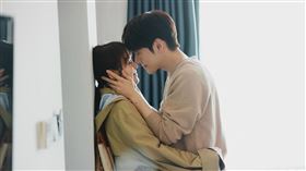 《私藏浪漫》張佳寧（左）先婚後愛戀上魏哲鳴。（圖／愛爾達電視提供）