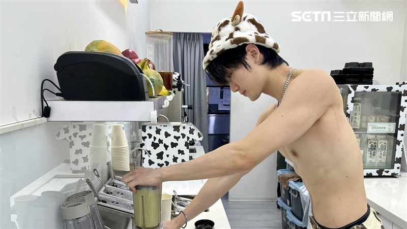 鮮肉男模搖鮮奶茶！手搖週年慶「買5送1」