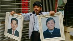 民俗專家廖大乙帶雙親遺照衝酸民家，對方嚇到不敢出來。（圖／廖大乙提供）