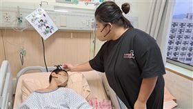 吳媽媽在亞東醫院照顧次子。（新北市社會局提供）