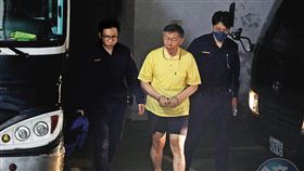 民眾黨主席柯文哲（中）涉收賄遭收押近2個月，檢廉破解柯的USB續追金流，將向法院聲請延押。