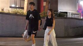 于成炘牽著新婚老婆步出台北體育館，心情看來很不錯。（圖／本刊攝影組）