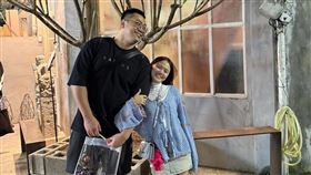 陳彥婷（右）和老公巨人（左）合體開箱《獵人》全套卡包。（圖／翻攝自陳彥婷IG）