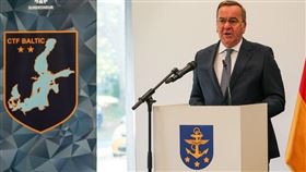 德國國防部長佩斯托瑞斯21日在開幕式上發表演說。（圖取自x.com/GermanyNATO）
