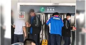 ▲北韓男足在機場吃泡麵。（圖／翻攝微博，下同）

