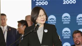 前總統蔡英文出席捷克首都布拉格舉行的「公元2000論壇」並發表演說。（圖／蔡英文辦公室提供）