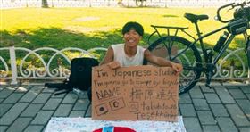 19歲的日本網紅櫛原達矢（Tatsuya Kushihara）今年展開「單車環遊世界」的壯舉，卻在義大利米蘭遭遇搶劫。（圖／翻攝自櫛原達矢IG）

