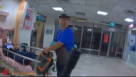 刑事局教官酒後路倒被自己人送醫。（圖／翻攝畫面）