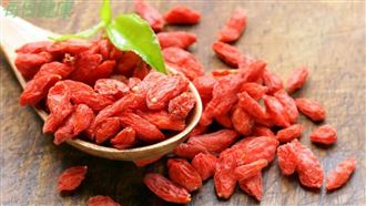 養生頂流「枸杞」功效多！和這些食物絕配　隨手一沖清肝、明目