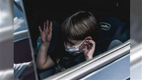 美國德州（Texas）一名幼童21日在車後座撿到一把上膛的槍枝，意外擊斃了坐在一旁的10個月大嬰兒。（示意圖／Unsplash）