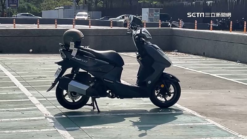 逛駁二遭撬車！機車油箱大開　騎士嚇壞