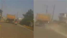 騎士生生往砂石車右側鑽，失控摔車，揚起一陣塵土。（圖／翻攝自爆料公社）