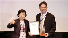 中鋼榮獲財團法人二十一世紀基金會2024「淨零產業競爭力獎」特優獎，由該基金會邀請立法委員楊瓊瓔(左)頒獎予中鋼環境保護處吳一民處長(右)