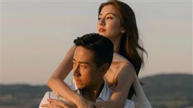 吳千語（後）和施伯雄（前）在8月份舉辦婚禮。（圖／翻攝自小紅書）