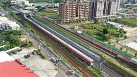 鳳鳴臨時車站入口、 車站站體、月台整體鳥瞰；鳳鳴永久站願景圖。（圖／鐵道局提供）