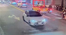 玩具槍盒砸闆娘再搶5.1萬！40歲女瞎喊「被鬼上身」士檢火速起訴了。（圖／翻攝畫面）