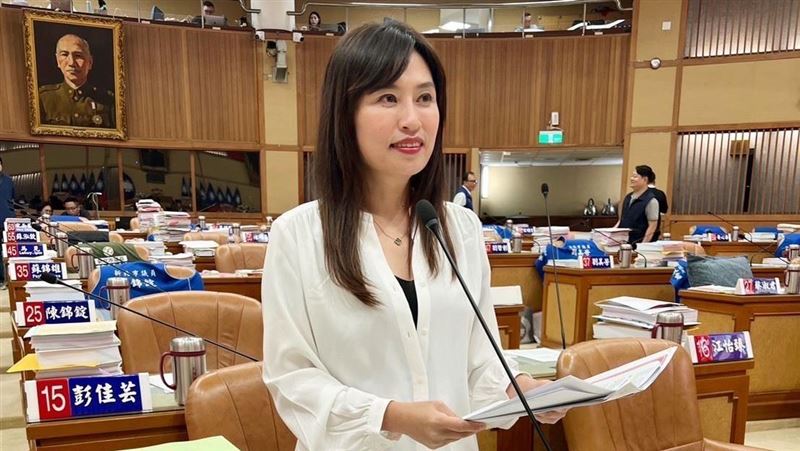 公館圓環拆除導致塞車，新北市議員張嘉玲諷刺，「台北市交通維持計畫」變成「新北市交通維持塞車計畫」。（圖／張嘉玲辦公室提供）