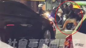 八德警分局四維派出所警員賴煒穎與古芸，21日晚間10時許在介壽路一段，與忠誠街口巡邏時，注意到一輛機車行蹤可疑，當上前攔查時，後座的33歲阮姓男子見警察靠近，竟然驚慌跳車逃逸，展開一場街頭追逐。