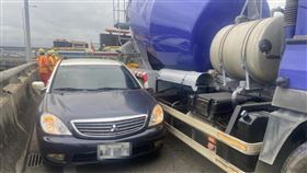 國道一號水泥預拌車撞警車。（圖／翻攝畫面）