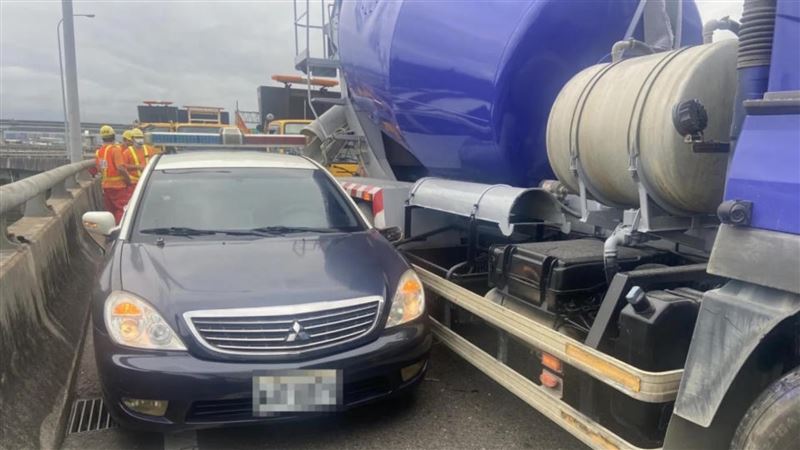 國道1號預拌車衝撞警車　現場畫面曝光了