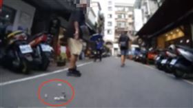 板橋男騎車慘遇碰瓷黨！手錶零件「整齊散落」超詭異　犯案手法全被拍。（圖／翻攝畫面）