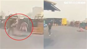 ▲救護車抵達時，畫面拍到驚悚一幕，情侶倆竟站在遺體旁「結伴觀屍」。（圖／翻攝畫面）