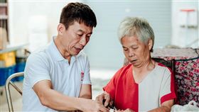郭子乾見弱勢老人生活現況，憶與父親相處回憶。（圖／中華民國老人福利關懷協會提供）