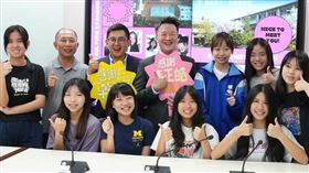 新北市議員卓冠廷與政治評論員李正皓，贊助母校板橋高中語文資優生赴日交流。（圖／翻攝李正皓FB）