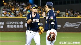 ▲中職35年台灣大賽G3，中信兄弟三壘手王威晨和二壘手岳東華擊掌。（圖／記者劉彥池攝影）