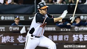 ▲中職35年台灣大賽G3，中信兄弟投手呂彥青上場中繼讓陳鏞基在滿壘敲出雙殺打。（圖／記者劉彥池攝影）