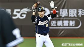 ▲中職35年台灣大賽G3，中信兄弟詹子賢代打敲出二壘安打。（圖／記者劉彥池攝影）