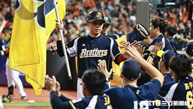 ▲中職35年台灣大賽G3，中信兄弟一壘手陳俊秀敲出二壘安打，送回詹子賢和岳政華。（圖／記者劉彥池攝影）