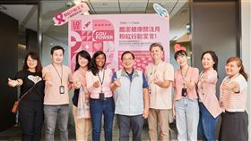 ▲臺大醫院榮譽教授張金堅（中）、Coupang酷澎物流服務執行長暨環安衛副總裁Ryan Brown（右四）、Coupang酷澎台灣環安衛長Dovie Majors（左四）共同慶祝粉紅十月，重視女性相關疾病。