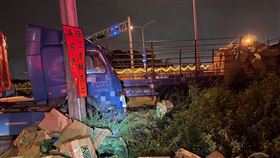 桃園大貨車「疑似左轉未停等紅燈」，遭直行聯結車猛撞。（圖／翻攝畫面）
