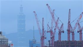 北部、西半部空品普通等級根據環境部發布空氣品質預報資訊，28日迎風面擴散條件佳，中南部位於下風處，污染物稍易累積，午後受光化作用影響，臭氧濃度稍易上升，北部、中部、雲嘉南、高屏空品區及馬祖、金門、澎湖為「普通」等級。圖為台北忠孝橋遠眺台北101大樓。中央社記者趙世勳攝　113年9月28日