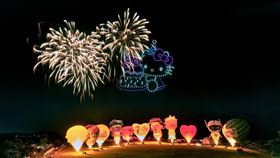 台東熱氣球嘉年華  無人機、煙火表演台東熱氣球嘉年華首場結合無人機、煙火表演的光雕音樂會，11日晚間在鹿野鄉熱氣球場地登場，吸引逾2萬5000名民眾同歡。（台東縣政府提供）中央社記者盧太城台東傳真  113年7月12日