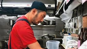 邱隆杰開設「牛肉麵‧雞湯」是排隊名店，選在晚餐至宵夜時間營業，概念是「為了端上一碗美味的牛肉麵和溫暖的雞湯給夜歸的人」。（翻攝自牛肉麵‧雞湯臉書）