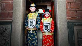 扮金童玉女闖媽祖廟拿「奠」燈籠　眾人怒