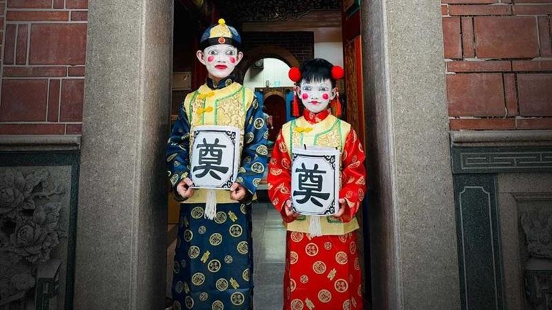 扮金童玉女闖媽祖廟拿「奠」燈籠　眾人怒
