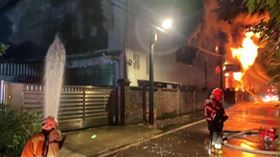 楊梅一處鐵皮工廠凌晨失火。（圖／翻攝自CTWANT）