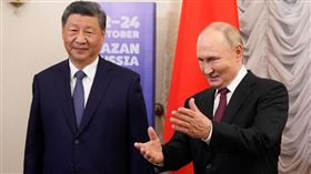 中國國家主席習近平（左）22日與俄羅斯總統普丁（右）在金磚國家峰會期間舉行了雙邊會晤。（圖／路透社／達志影像）