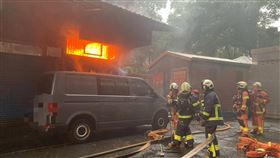 烈火與濃煙不斷從窗戶竄出。（圖／消防隊提供）