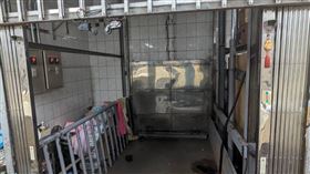 殯葬業者帶著遺體進入電梯後發生下墜意外。（圖／翻攝畫面）