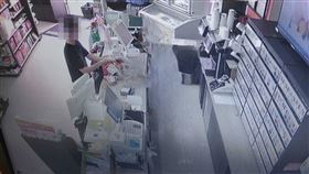 台中,少年,詐騙集團,取簿手,LV,球鞋,炫富（圖／翻攝畫面）